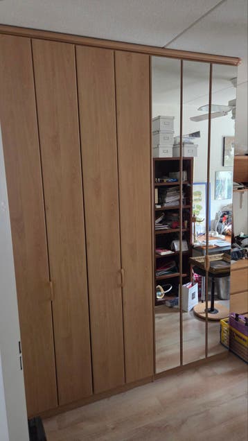 Ruime kledingkast met spiegeldeuren en hangruimte