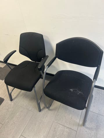 Gratis: Twee zwarte bureaustoelen