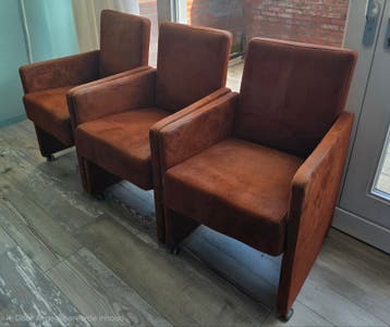 GRATIS 3x bruine eetkamerstoelen op wieltjes