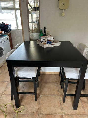 Zwarte eettafel met 4 barkrukken - lichte vochtschade