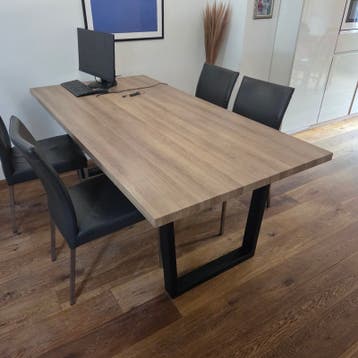 Moderne eettafel met metalen onderstel gratis