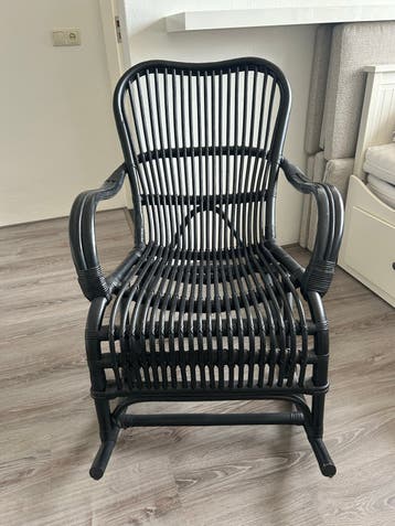 Zwarte houten schommelstoel