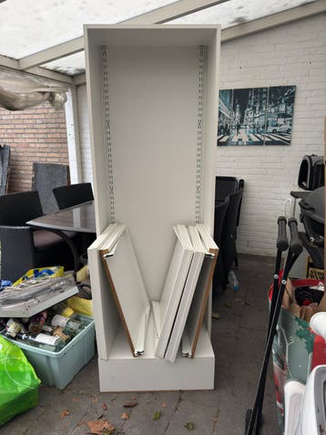 GRATIS | Zeer stevige witte kast