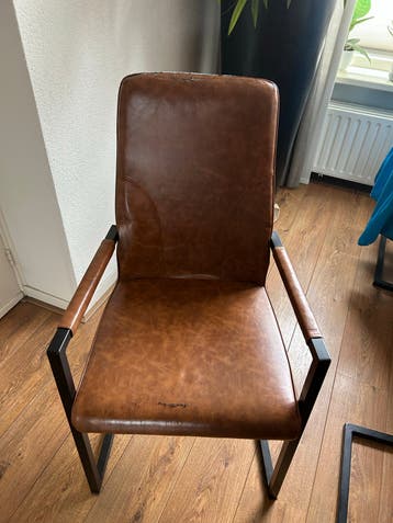 6 gebruikte stoelen frame is van ijzer - gratis ophalen