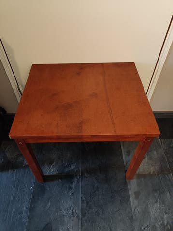 Strak gelakte bijzettafel