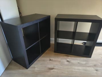 Twee zwarte KALLAX kasten van IKEA