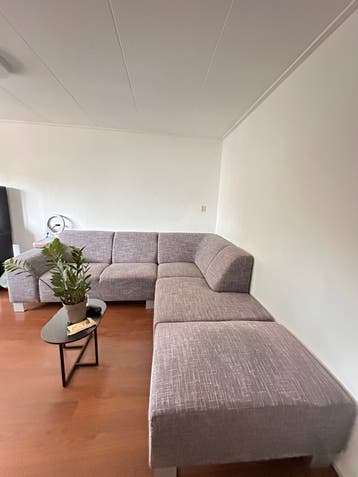 Gratis aangeboden: een bed, een bank en twee nachtkastjes
