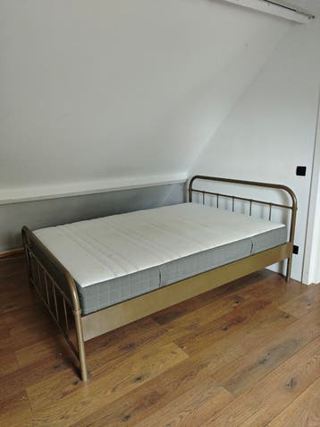 Gratis bed 140x200 cm met matras (af te halen)