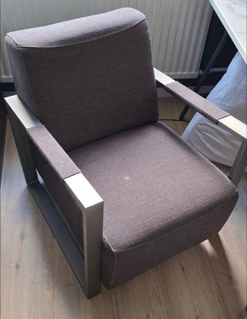Stevige fauteuil met lichte beschadiging