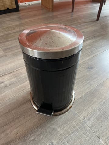 Oude en beschadigde prullenbak met pedaal (GRATIS)