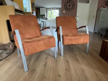 Twee gebruikte bruine (cognac) fauteuils