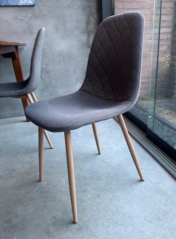 Gratis 4 JYSK Moderne grijze eetkamerstoel met houten poten