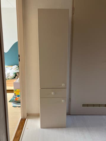 Smalle hoge kast met lades en planken