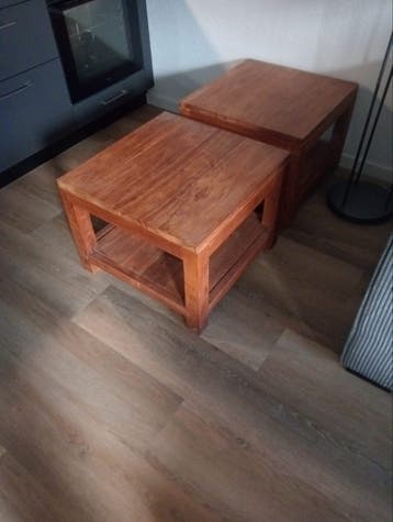 2 teakhouten bijzettafeltjes