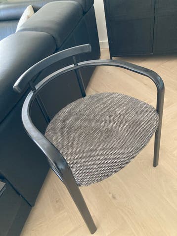 4 Moderne stalen stoelen met stoffen bekleding