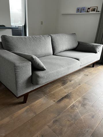 Gratis Comfortabele grijze tweezitsbank -