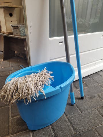 Blauwe dweilemmer met mop en steel