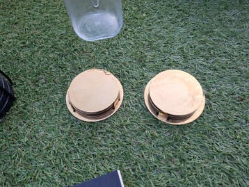 Set van 2 vintage onderzetters, messing
