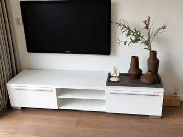 Moderne witte tv-meubel met opbergruimte