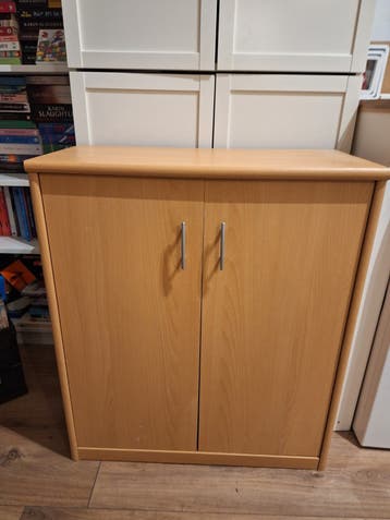 Gratis op te halen: Houten kastje met twee deuren