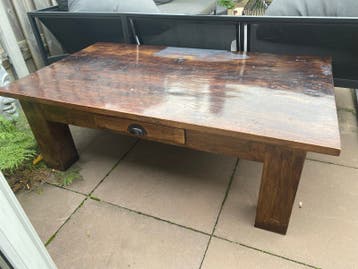 Robuuste houten salontafel met lade