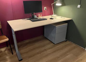 Bureau en ladekast gratis