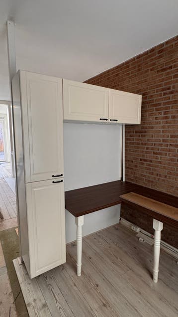 IKEA-achtige werkplek met kasten en werkbladen