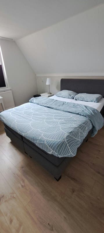 Gratis: Tweepersoons boxspring met hoofdbord - 140x200cm