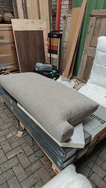 Twee grote, nieuwe kussens met hoes - gratis af te halen