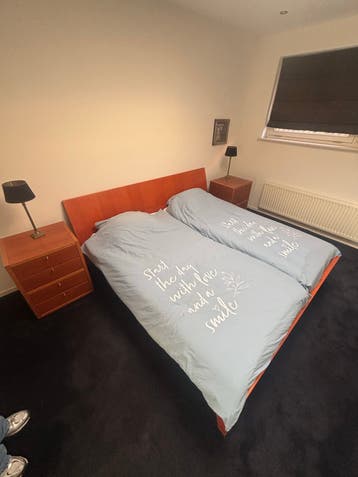 Tweepersoonsbed met nachtkastjes