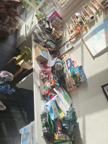 Ikea kinderbureau met ladekastje en stoeltjes