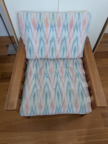Houten stoel met gestoffeerde kussens, Ikea