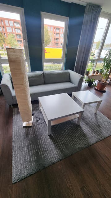Woonkamerset: Bank, Poef, Salontafels, Kleed+Lamp, 2 stoelen