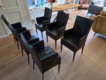 Zes donkerbruine leren eetkamerstoelen met armleuningen