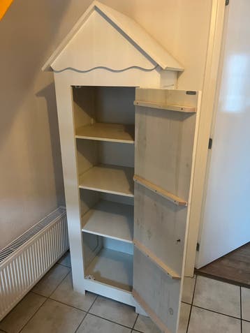 Leuk wit kastje met dakje - ideaal voor kinderkamer