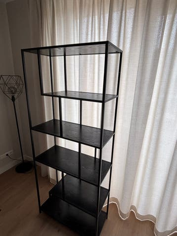 Zwarte kast met planken, gratis af te halen