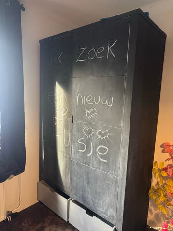Kledingkast met krijtborddeuren en lades