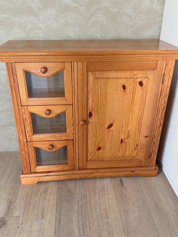 Houten kastje met lades en deurtje