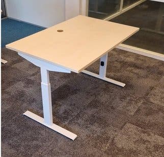 Bureau zo goed als nieuw 110cm breed in hoogte verstelbaar