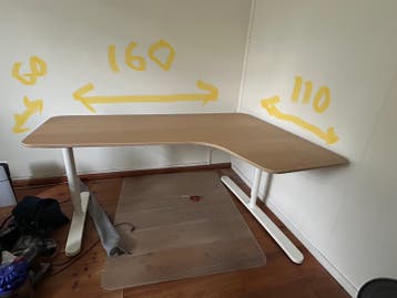 Hoekbureau in lichte houtkleur met wit onderstel