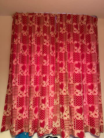 Leuke roze gordijnen met hartjes en aardbeien