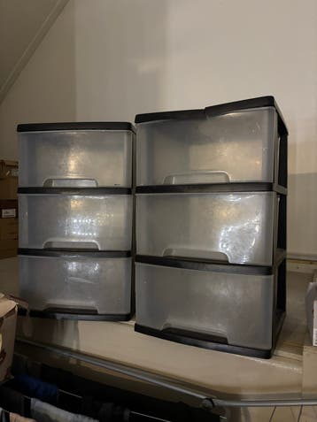 Twee kleine ladekastjes voor make-up opslag