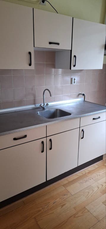 keukenblok met bovenkasten en afzuigkap
