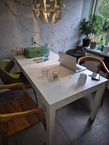 Gratis af te halen: Witte uitschuifbare eettafel
