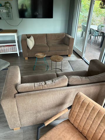 2 Comfortabele bruine stoffen banken gratis af te halen.