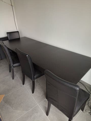 Uitschijfbare keukentafel met 6 stoelen
