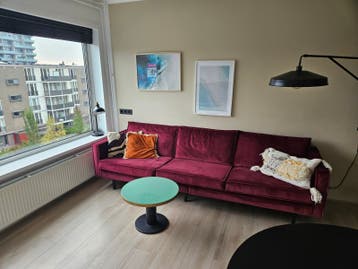 Stijlvolle bordeauxrode vierzitsbank - Zo goed als nieuw