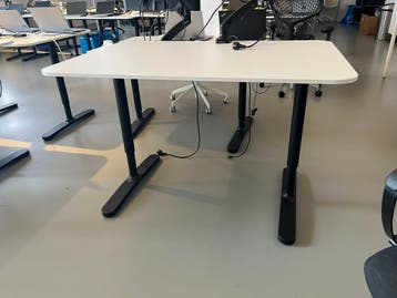 (NL) 18 gratis bureaus | (EN) 18 Free Desks