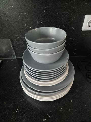 Servies set: borden en kommen (grijs/wit)