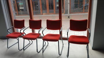Gratis: Set van 4 rode buisframe vergaderstoelen - Gebruikt